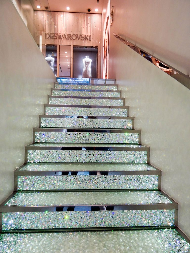 Glitzernde Swarovski Treppe in der Champs-Élysées