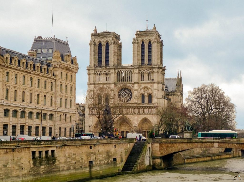 Städtereise Paris: Notre Dame mit Brücke und Seine vor dem Brandt 2019