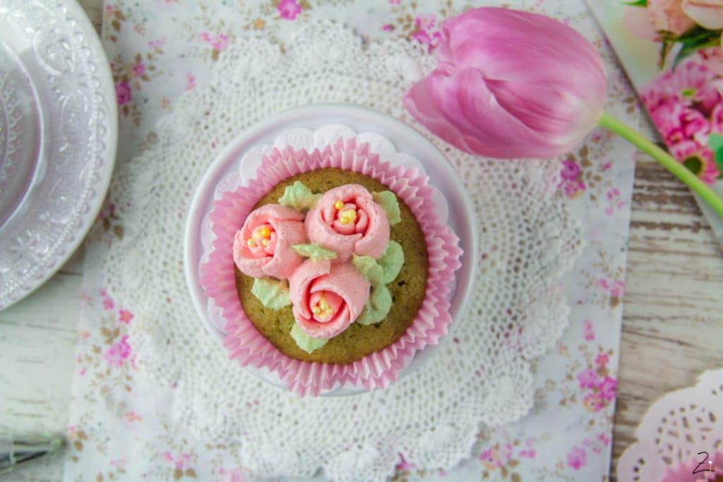 Rezept für Matcha Cupcakes mit Tulpen Buttercreme