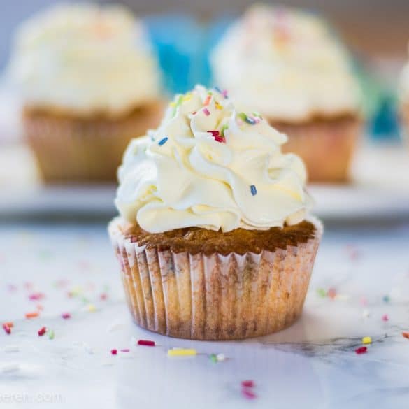 Funfetti Cupcakes - 1. Bloggeburtstag - Gastbeitrag Heisse Himbeeren