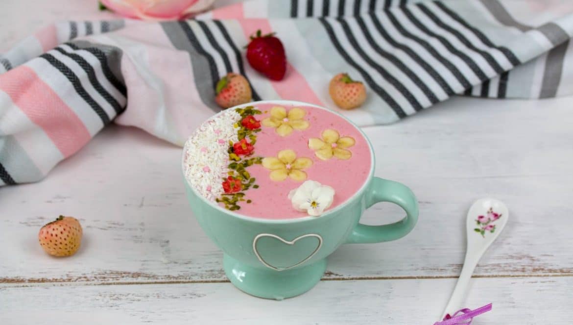 Erdbeer Smoothie Bowl zum Frühstück