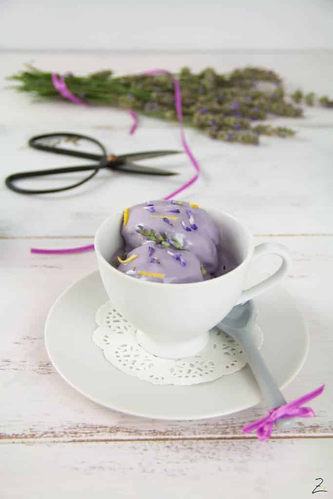Rezept für cremiges Lavendeleis mit gezuckerter Kondensmilch