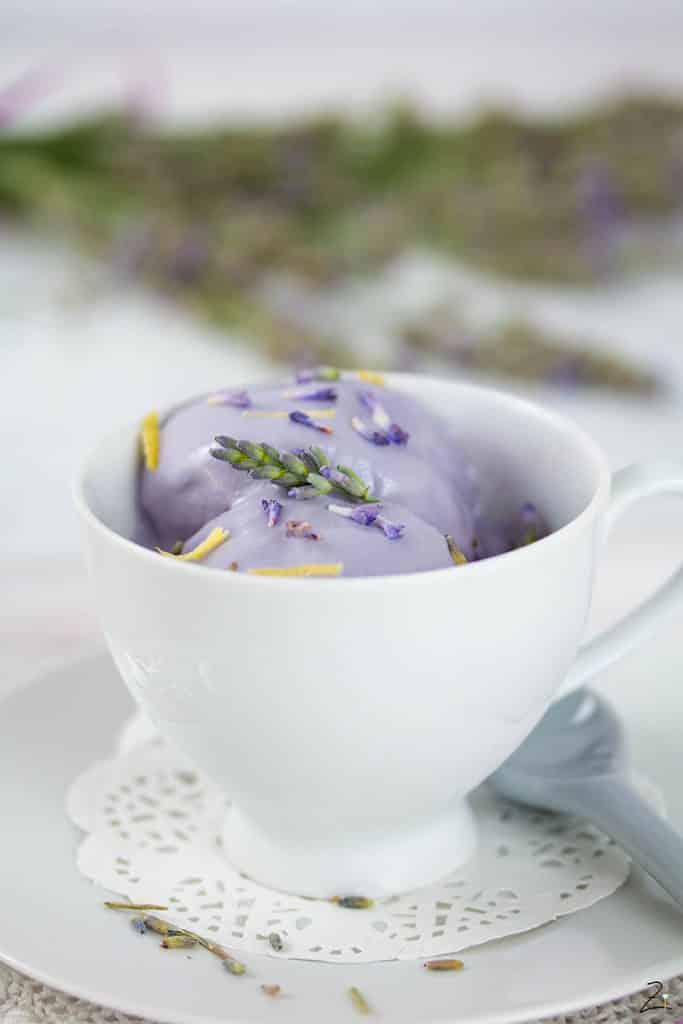 Rezept für cremiges Lavendeleis mit gezuckerter Kondensmilch