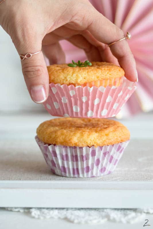 Muffins Grundrezept: Kleine Kuchen mit rosa Muffinpapier