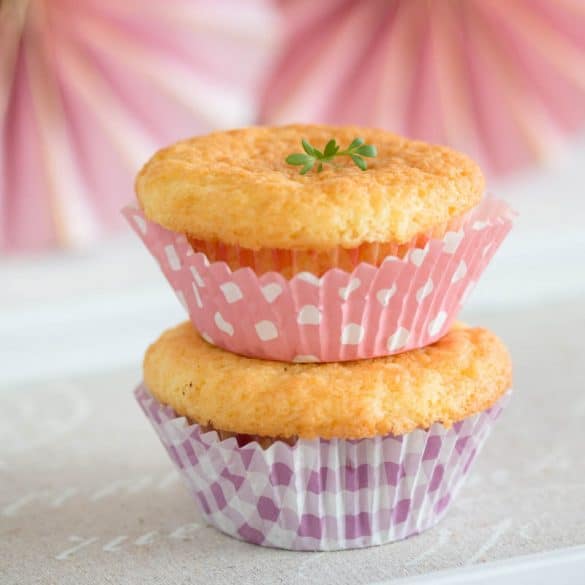 Muffins Grundrezept: Kleine Kuchen im rosa Muffinpapier