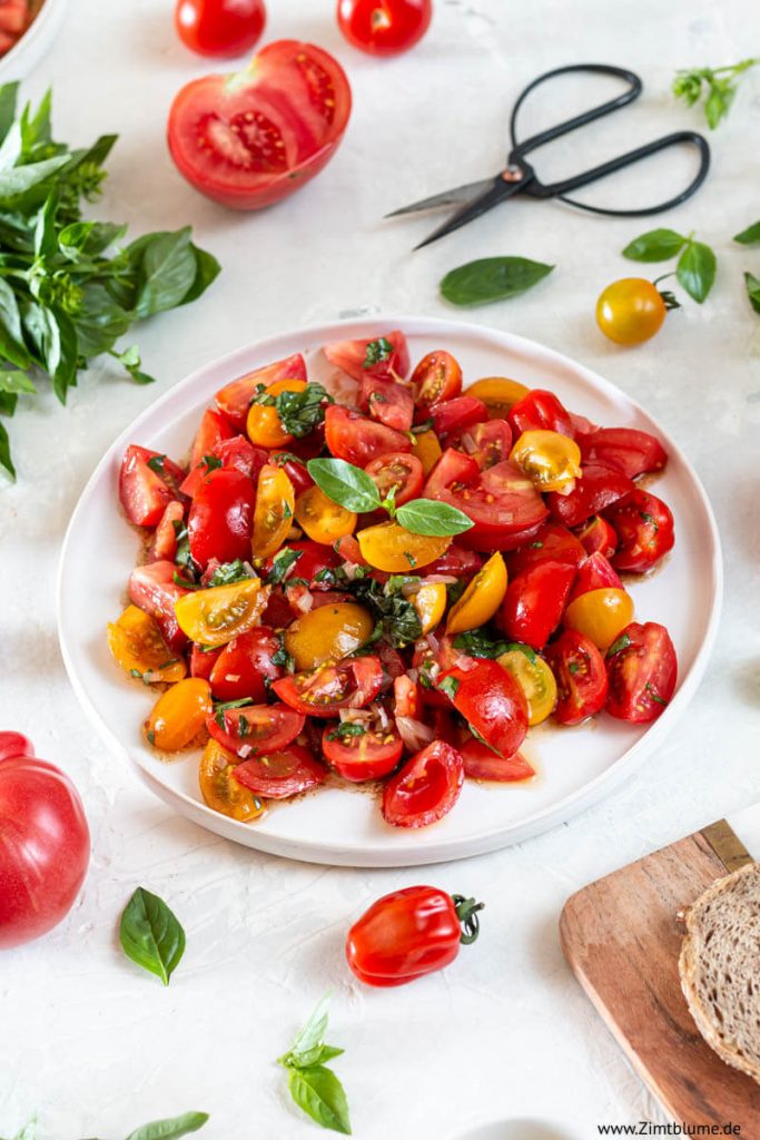 Tomatensalat mit Basilikum