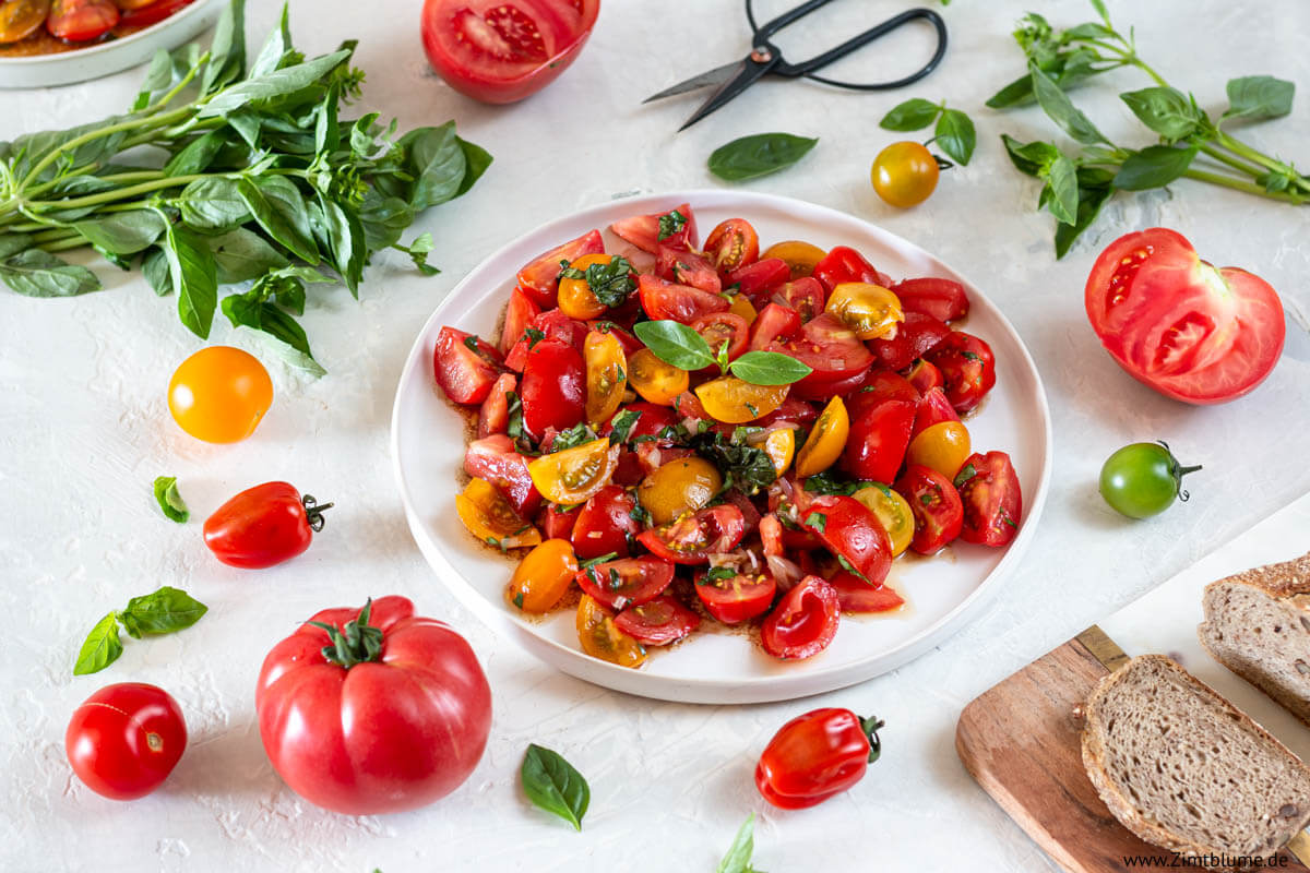 Tomatensalat: Das beste Rezept mit Basilikum | Zimtblume.de