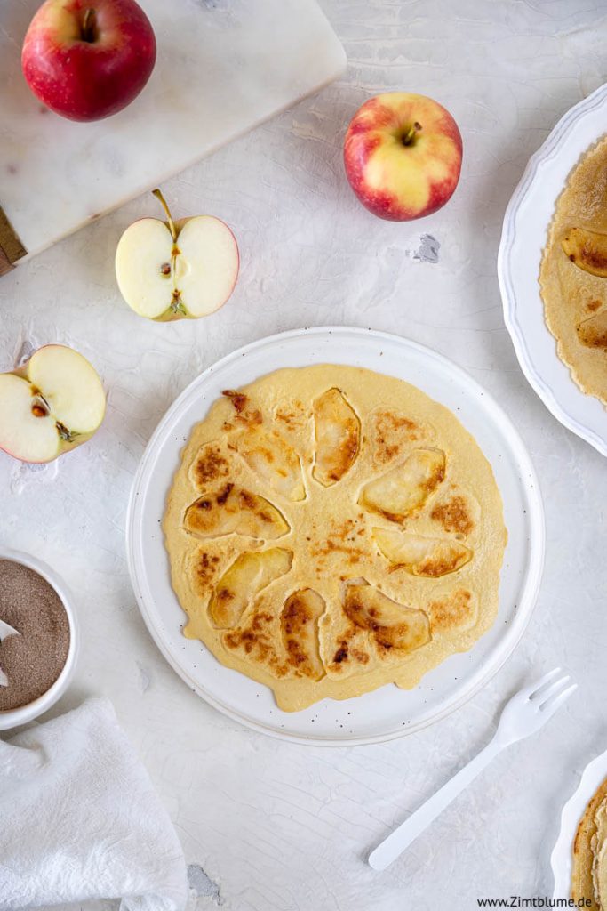 Leckere Pfannkuchen mit Apfel