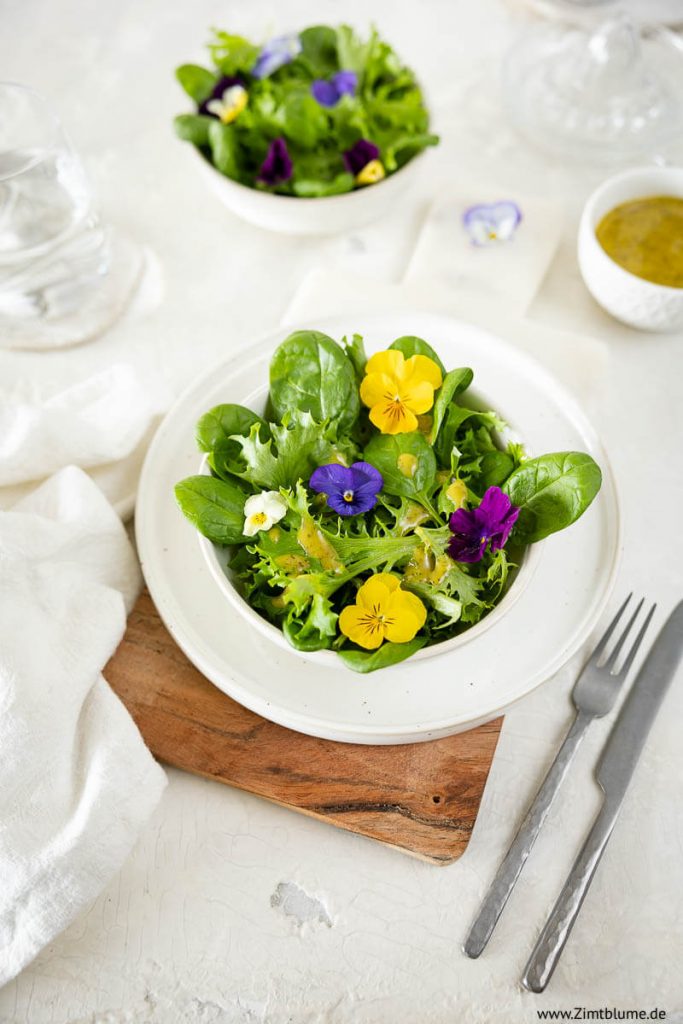 Einfacher grüner Salat mit Dressing