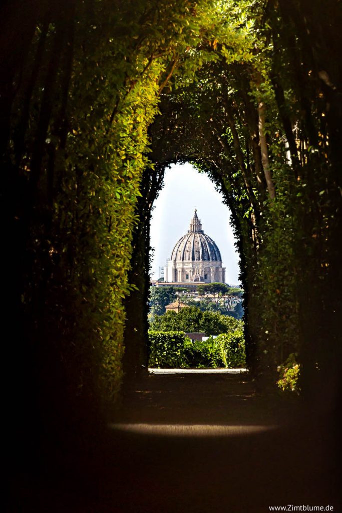 Schlüsselloch in Rom: Blick auf Petersdom