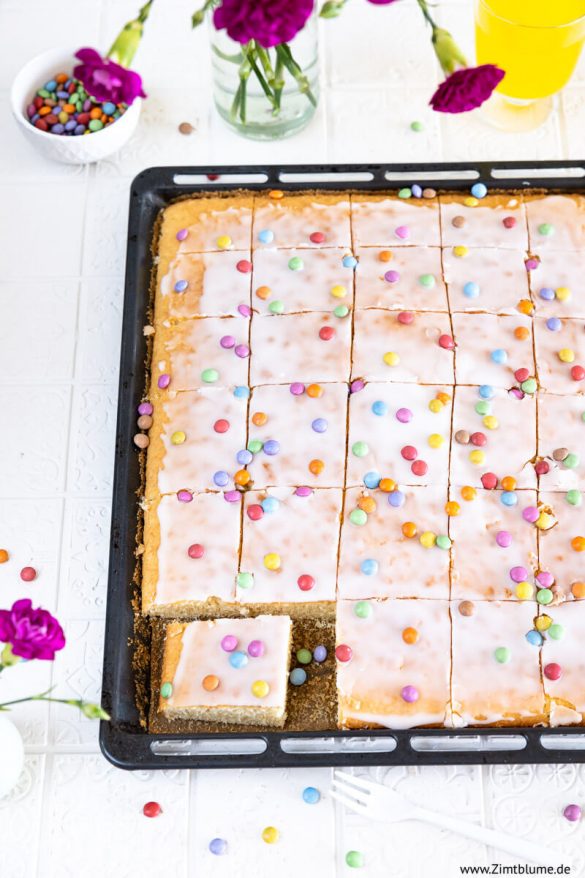 Fantakuchen vom Blech: Rezept mit Zitronenguss oder Schmand Fantakuchen vom Blech: Rezept mit Zitronenguss oder Schmand