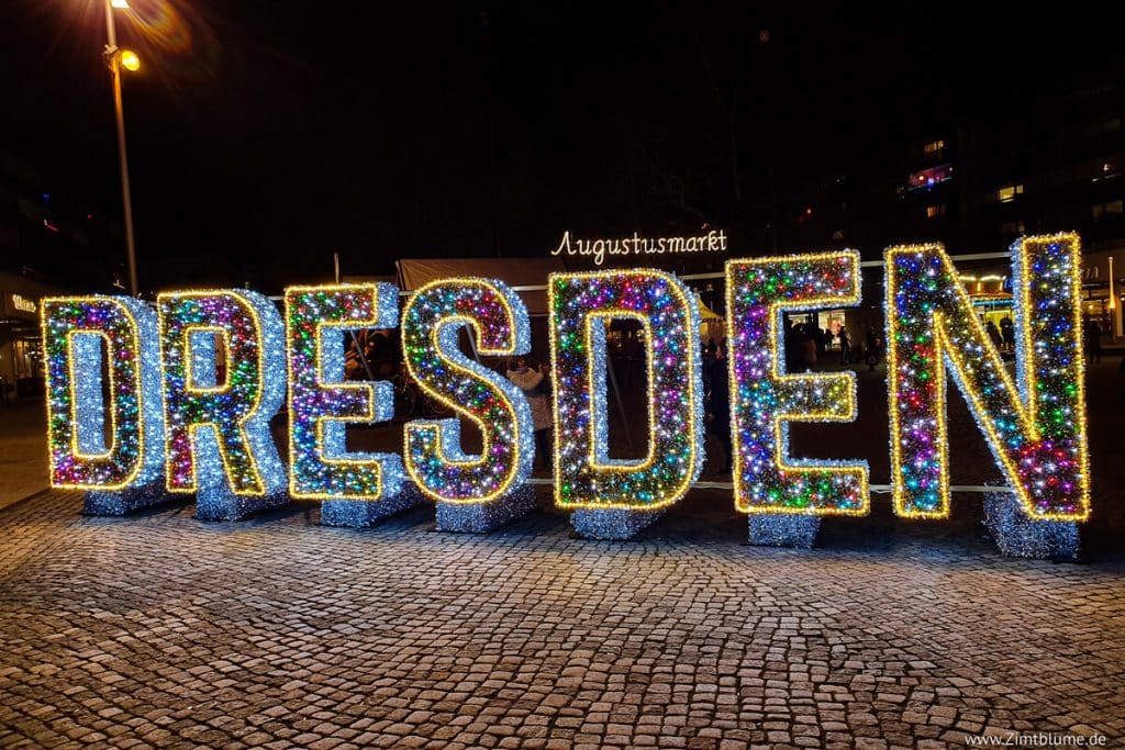Großes beleuchtetes Schild Dresden am Augustusmarkt