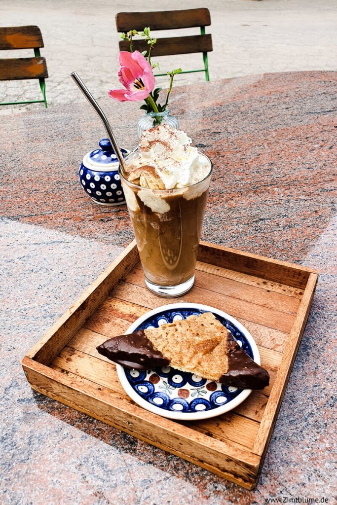 Café Kirchzarten mit Eiskaffee und Nussecke auf einem Holztablett
