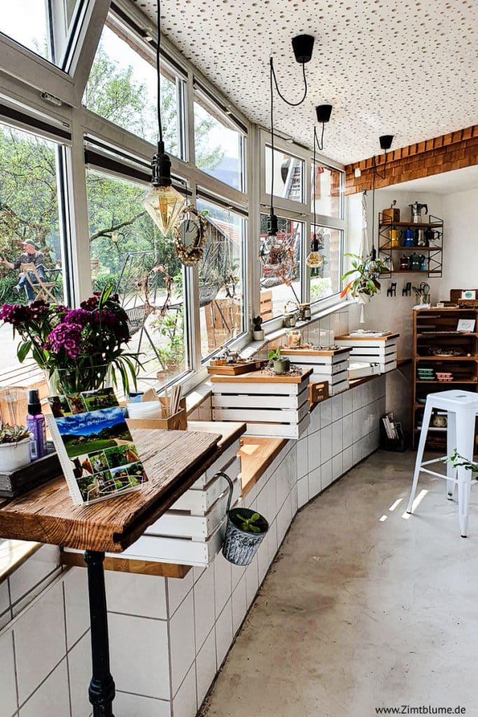 Der Innenbereich in Lilli's Café in Kirchzarten: Tische aus Holzkisten im shabby chic Look