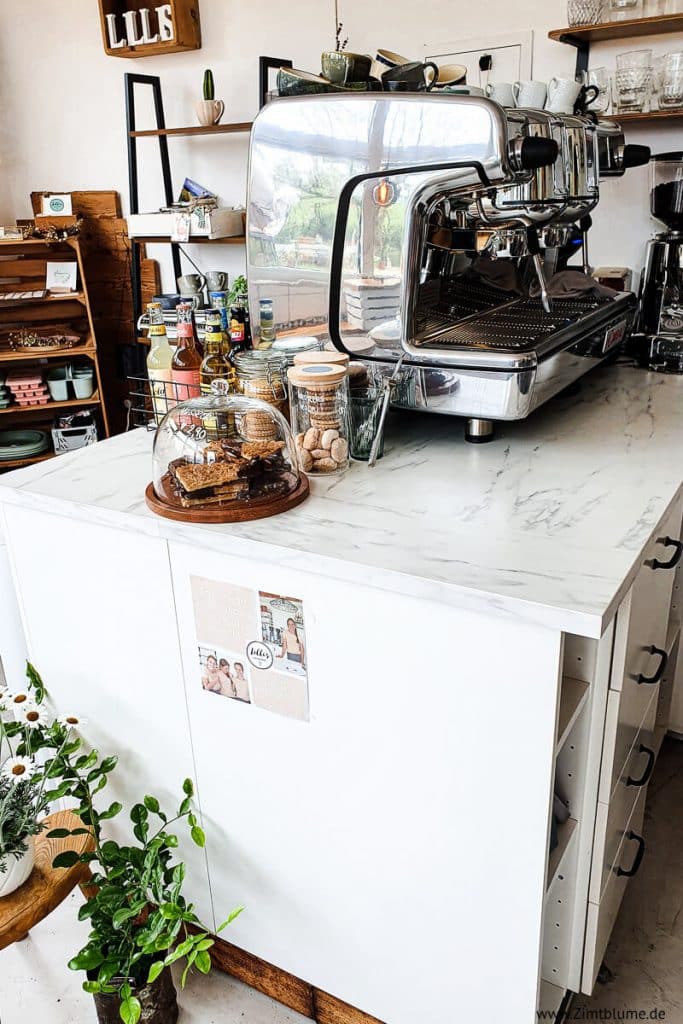 Kaffee Theke mit silberner Siebträgermaschine in Lilli's Café Dietenbach-Kirchzarten