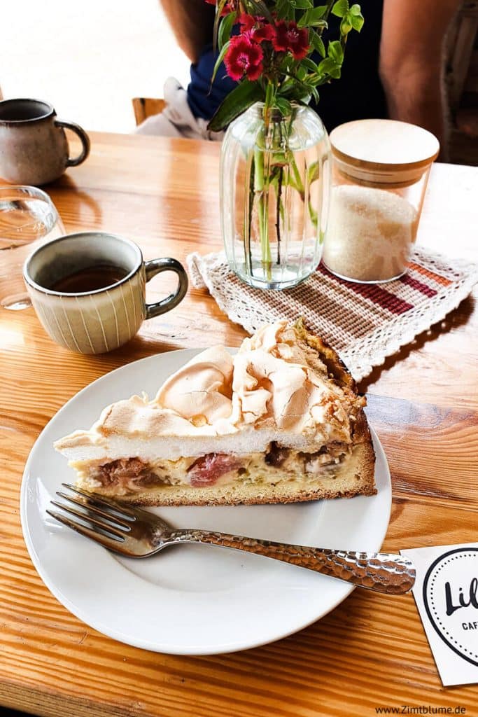 Rhabarber Kuchen auf einem Teller in Lilli's Café Kirchzarten