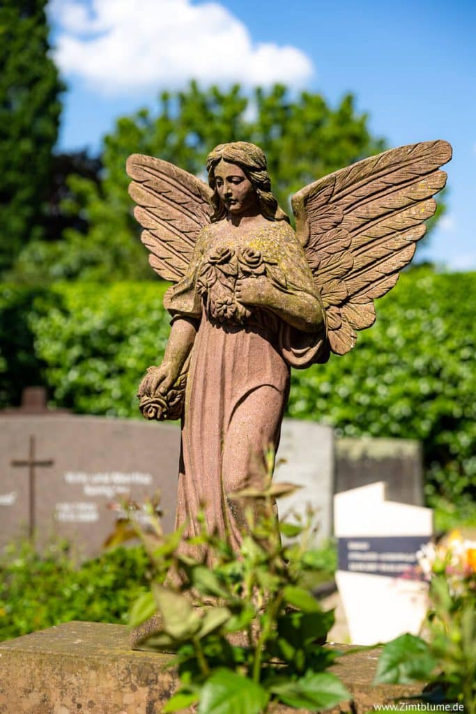 Grabfigur auf dem Friedhof Kirchzarten