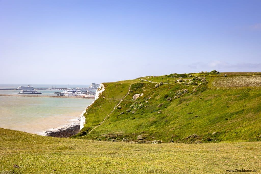 Kreidefelsen Dover: Blick auf den Hafen und grüne Hügel