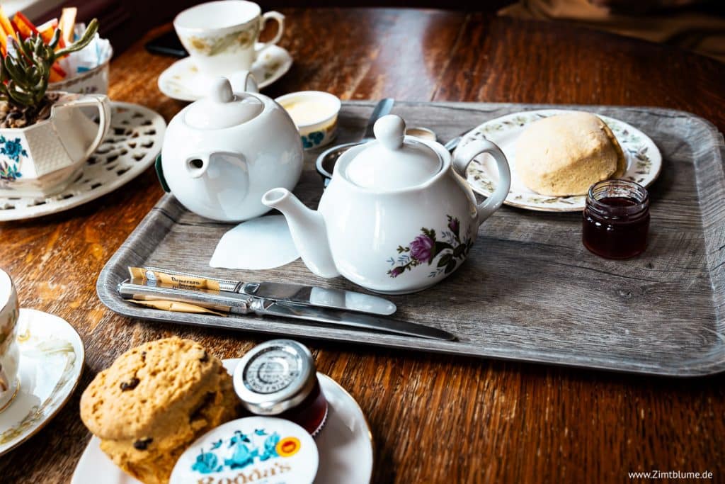 Mrs. Knots Tea Room: Tablett mit Scones und Clotted Cream