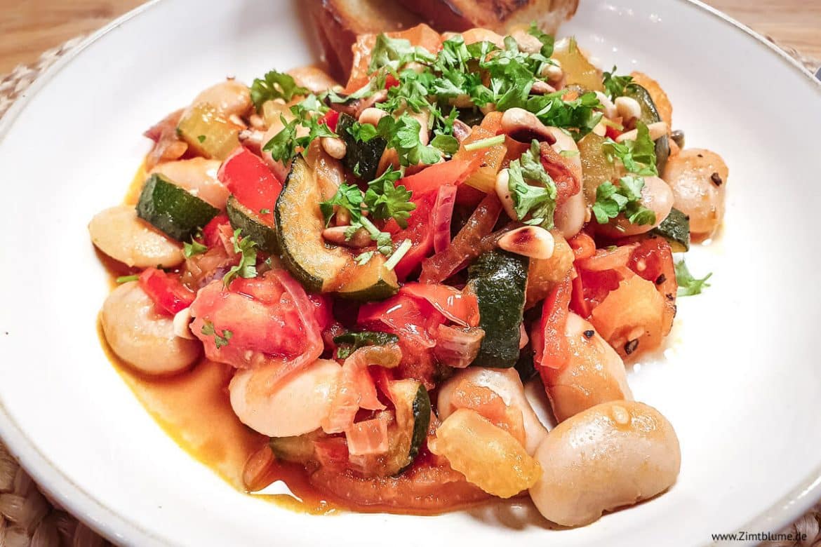 Weiße Bohnen Eintopf: Rezept mit Tomaten und Staudensellerie | Zimtblume.de Weiße Bohnen Eintopf: Rezept mit Tomaten und Staudensellerie | Zimtblume.de