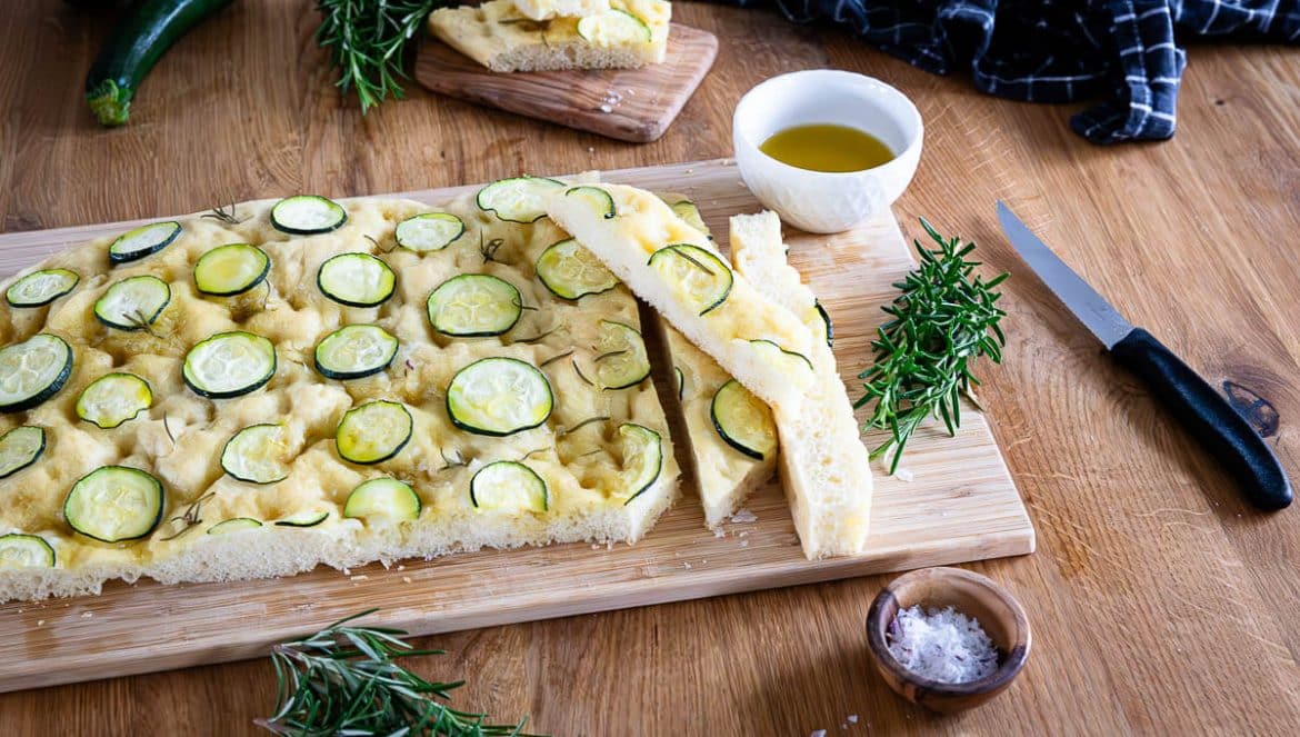 Zucchini Focaccia auf dem Holzbrett, angeschnitten