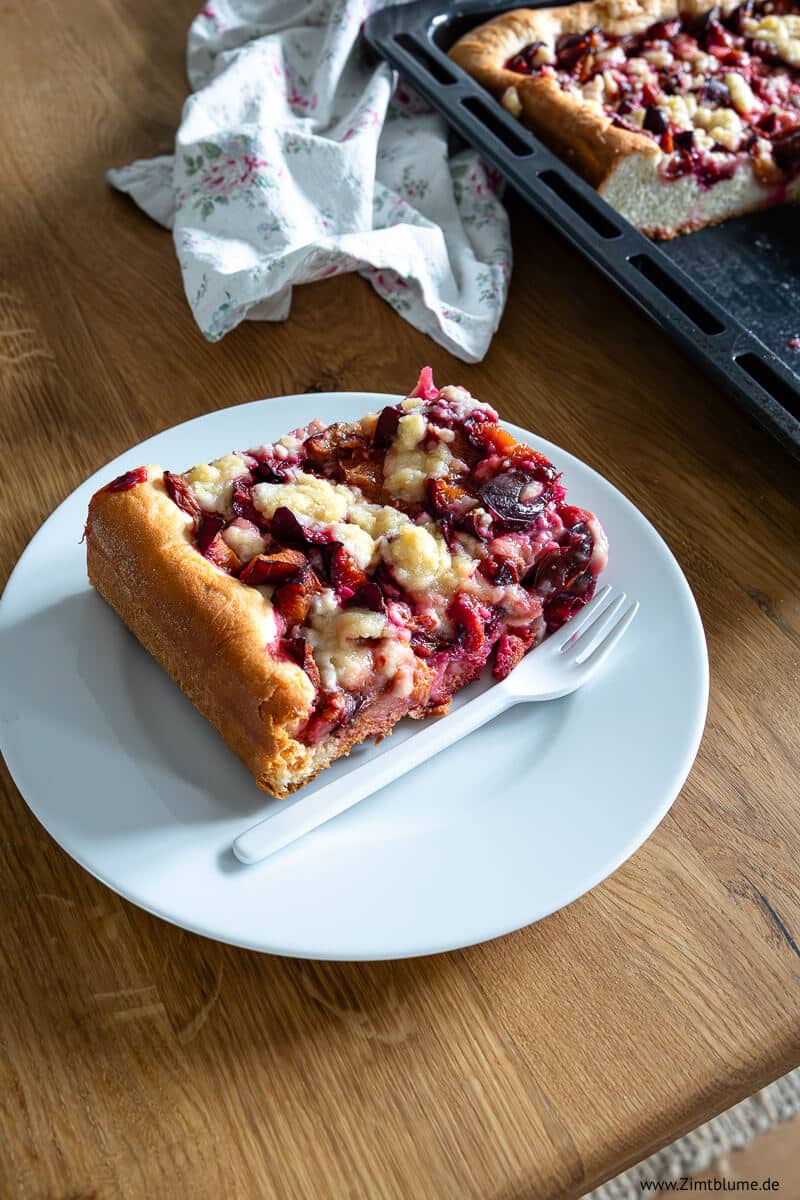 Zwetschgenkuchen mit Hefeteig: Einfaches Rezept vom Blech
