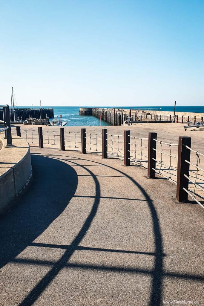 Bridport Hafen: Schattenspiel eines Geländers am Hafen