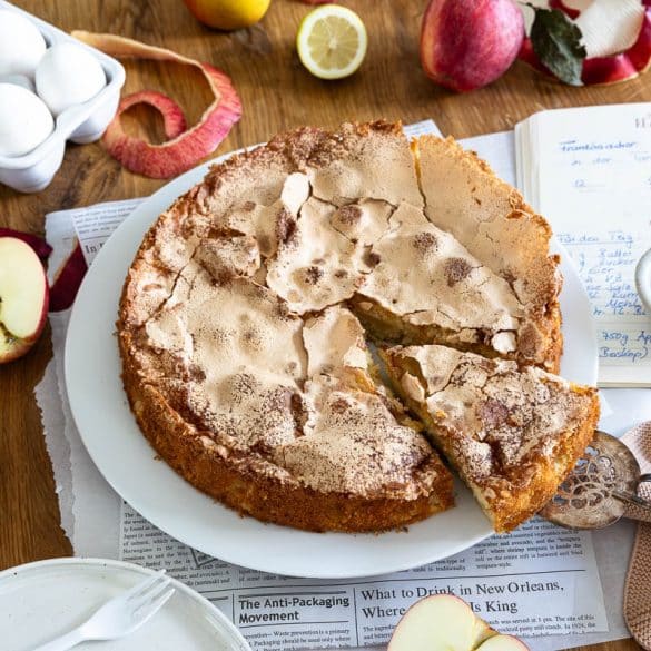 Französischer Apfelkuchen mit Kuchenheber auf dem Teller