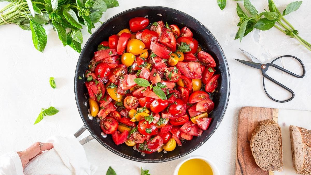 Lauwarmer Tomatensalat: In der Pfanne