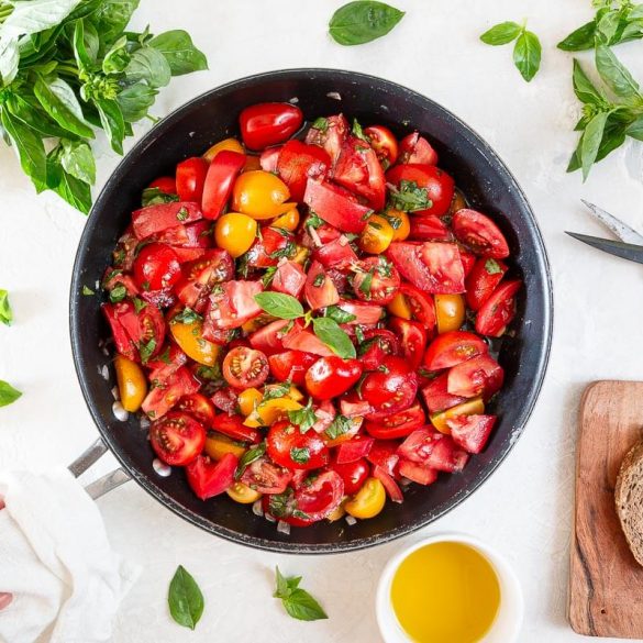 Lauwarmer Tomatensalat: In der Pfanne