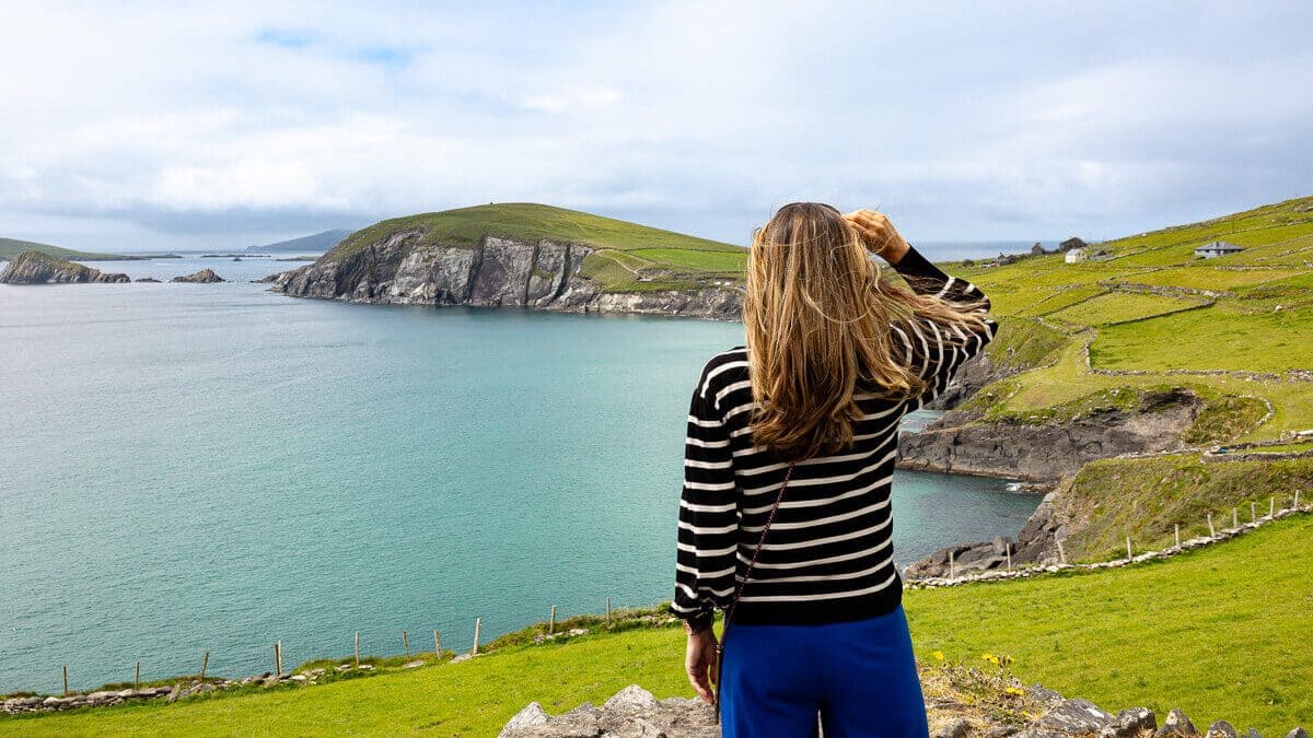 Frau genießt Aussicht auf die Landschaft der Dingle Halbinsel in Irland