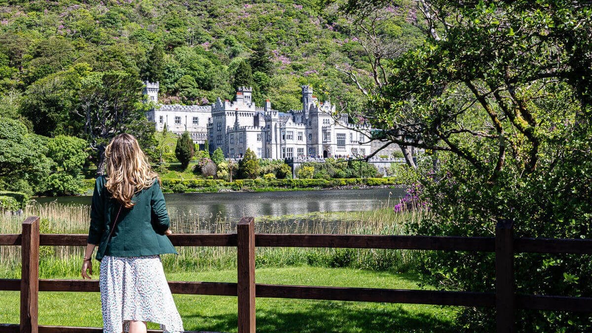 Frau vor Kylemore Abbey