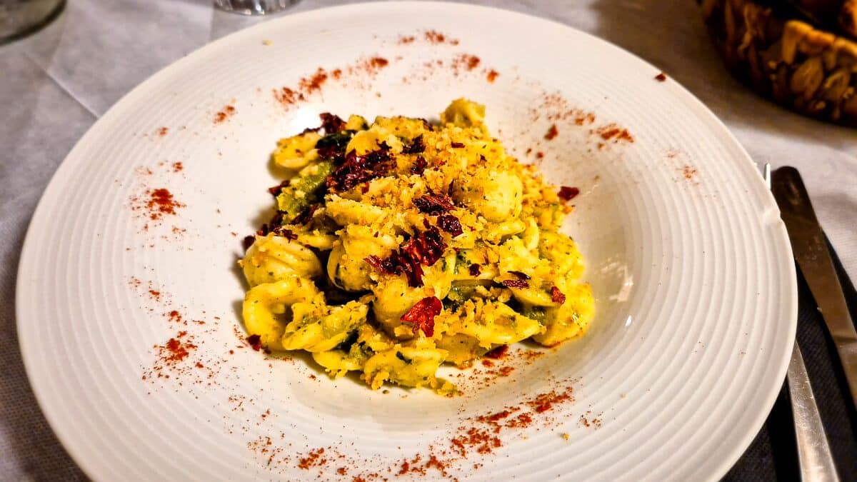 Teller mit traditioneller Speise in Matera