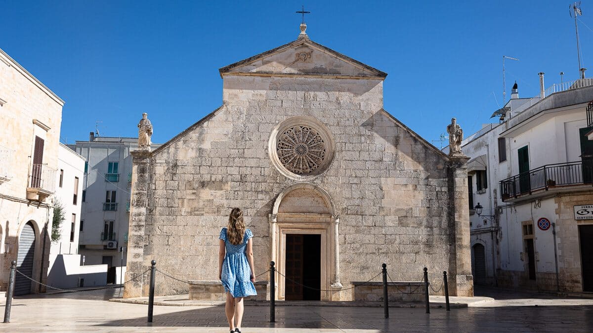 Frau vor Kirche in Locorotondo
