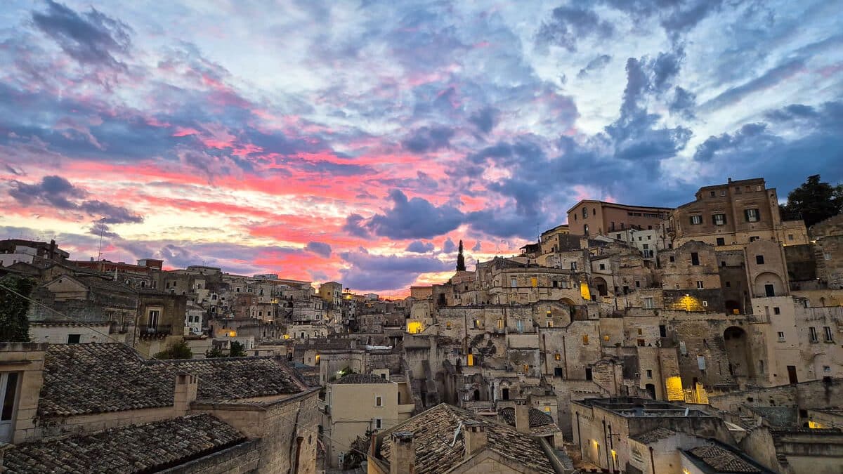 Blick auf Matera bei Abendrot mit dramatisch gefärbtem Himmel