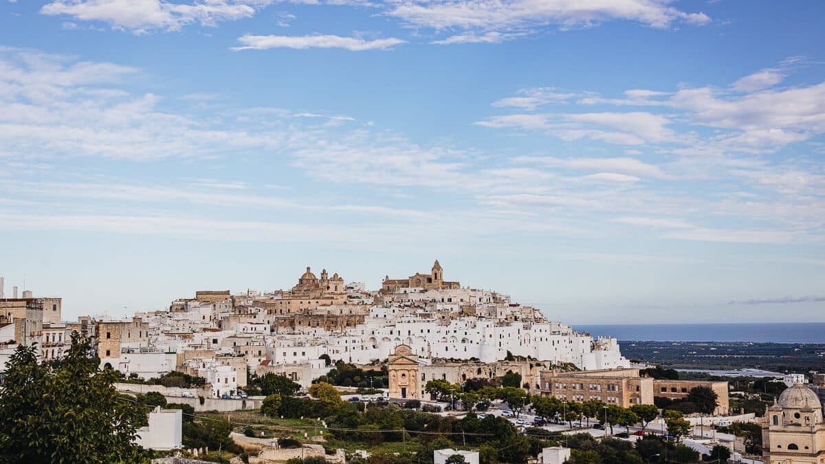 Blick auf die weiße Stadt Ostuni in Italien