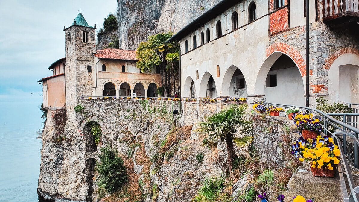 Kloster Santa Caterina del Sasso an Steilwand