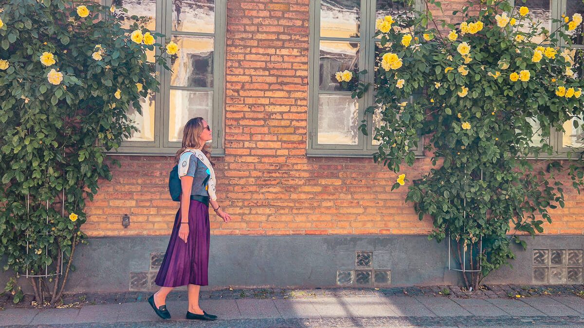 Frau in lila Faltenrock in Lund, Schweden