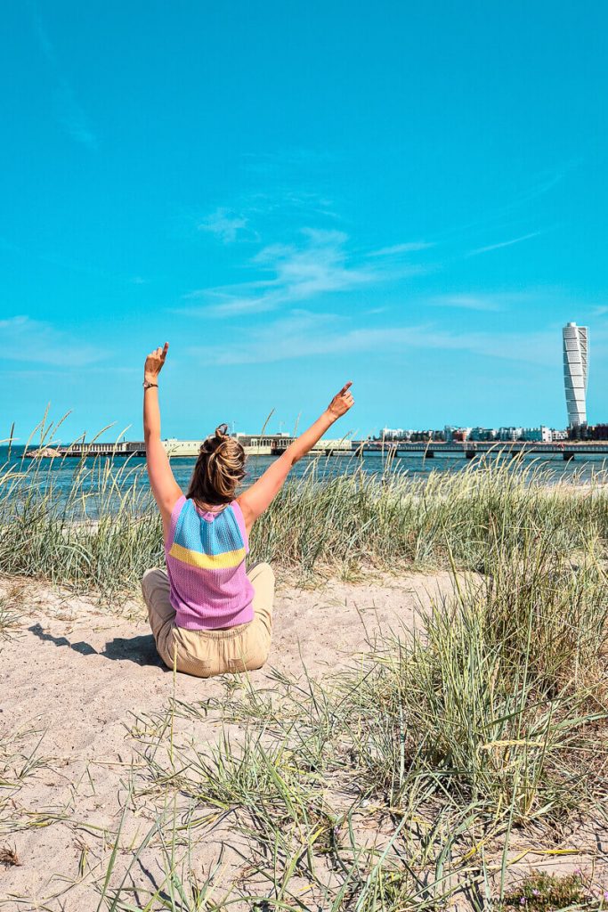 Frau im Sand am Malmö Strand