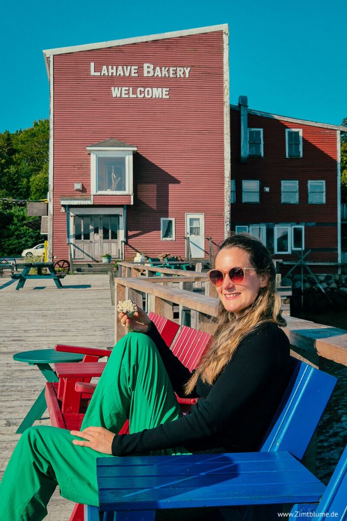 Zimtblume auf einem blauen Stuhl vor der LaHave Bakery