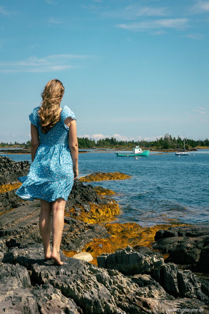 Frau auf Schieferfelsen bei den Blue Rocks