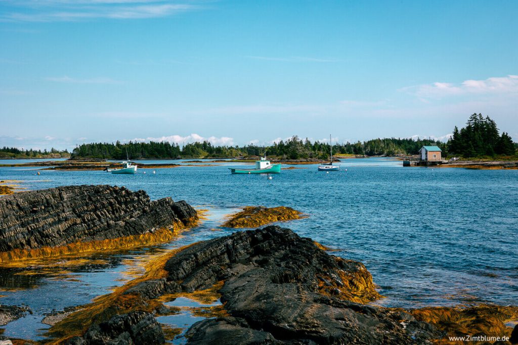 Blick auf Meer, Felsen und Boote bei Blue Rocks, Lunenburg