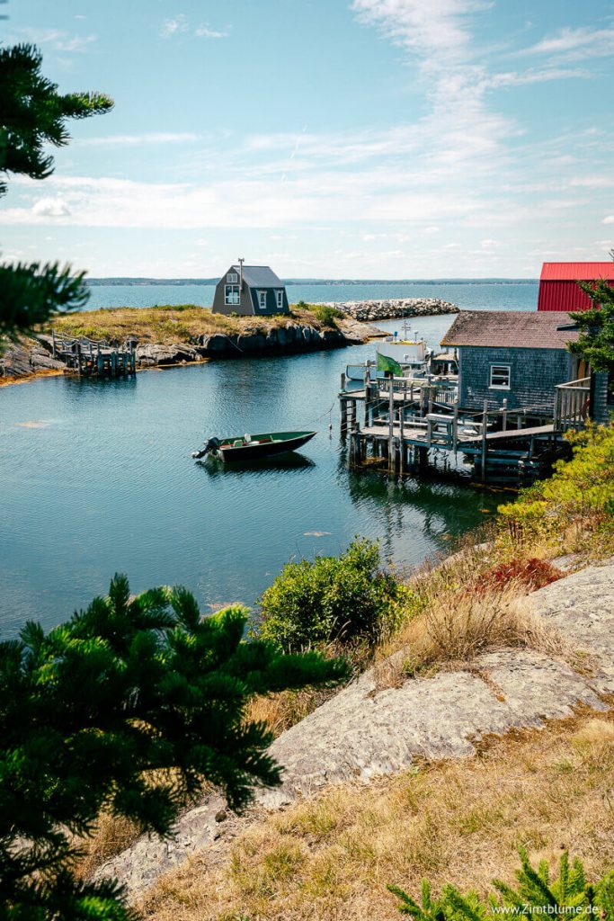 Blick auf bunte Fischerhütten in Lunenburg, Blue Rocks