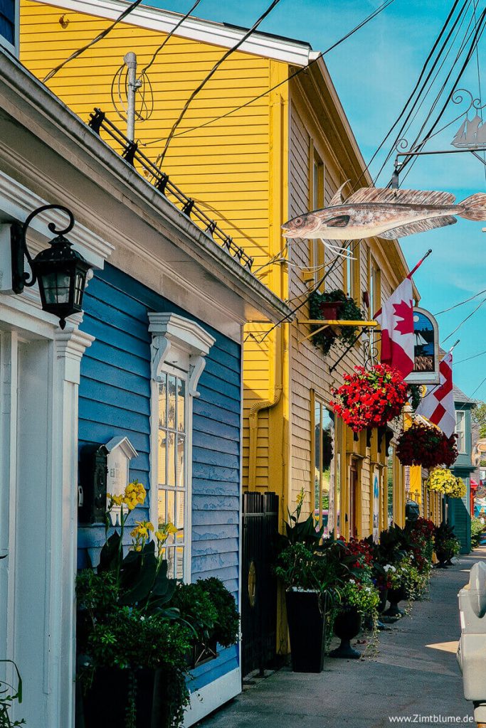 Bunte Straße mit Retroschildern in Lunenburg, Nova Scotia