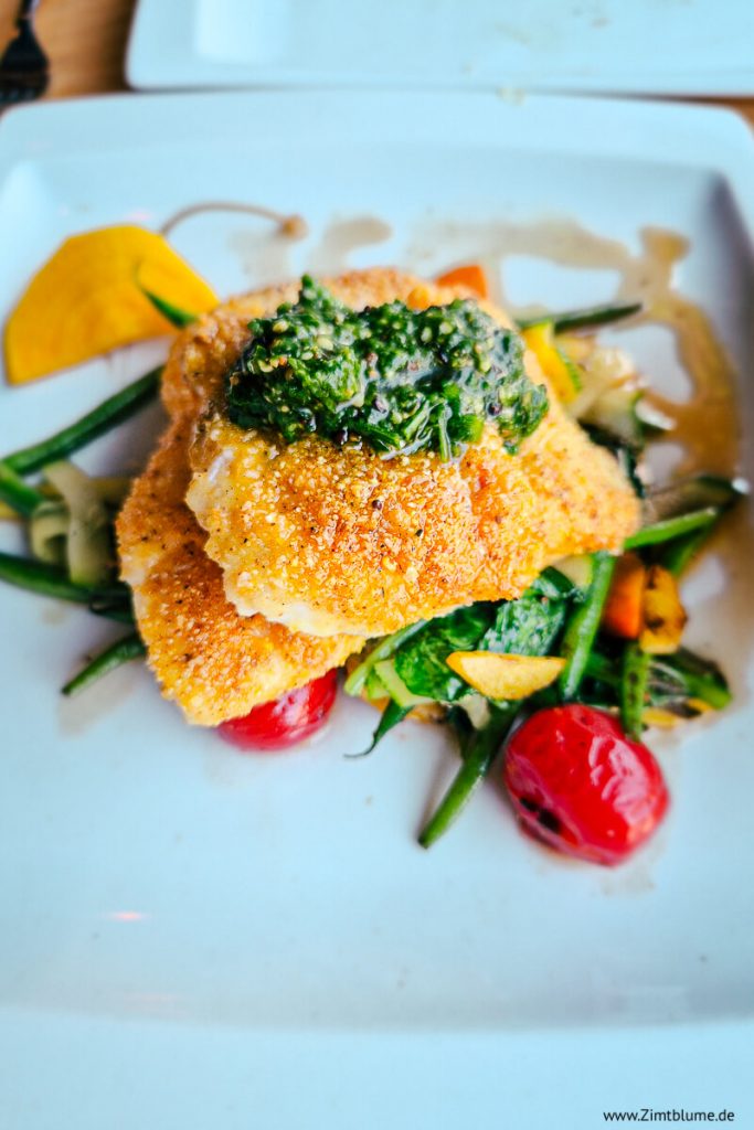 Fisch als Hauptgericht im Restaurant Lincoln Street Food, Lunenburg