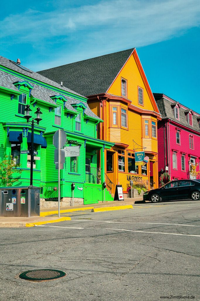 Sehr grelle bunte Häuser in grün, orange und pink in Lunenburg, Nova Scotia
