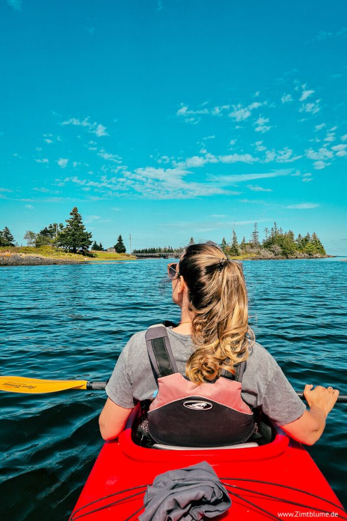 Frau von hinten in Kajak bei Kajak Tour, Blue Rocks