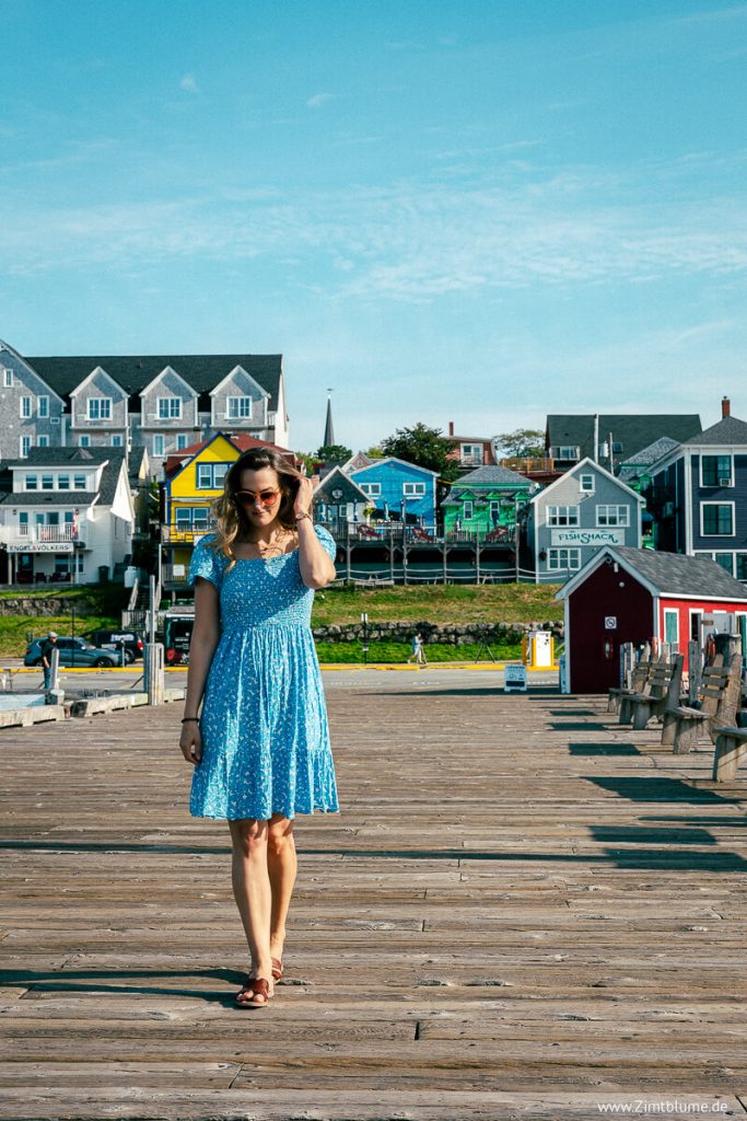 Zimtblume im blauen Kleid an der Promenade in Lunenburg