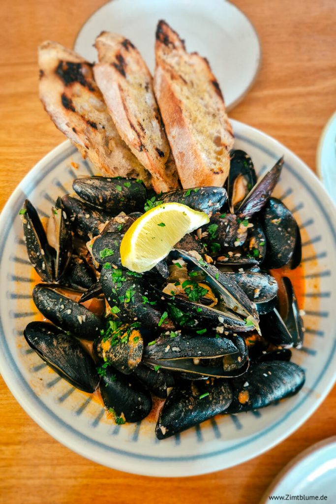 Ein großer Teller Miesmuscheln im Restaurant The Beach Pea Kitchen and Bar