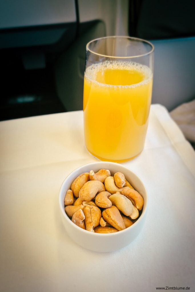 Willkommensdrink und Nüsse in der Business Class - Discovery Airlines